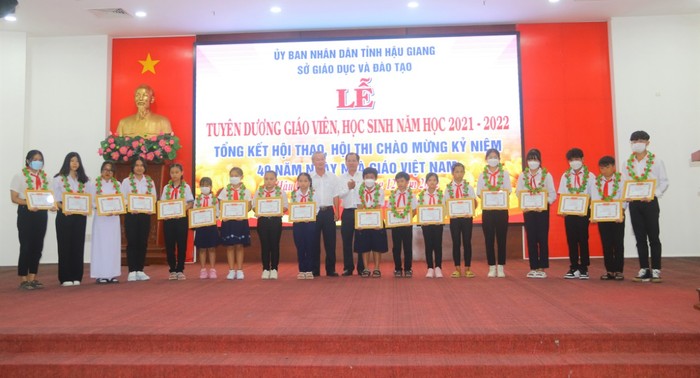 Lãnh đạo Sở Giáo dục và Đào tạo tỉnh Hậu Giang trao thưởng cho học sinh có thành tích xuất sắc trong năm học 2021-2022. (Ảnh: Sở Giáo dục và Đào tạo tỉnh Hậu Giang).