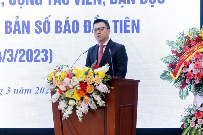 Ông Lê Quốc Minh - Ủy viên Trung ương Đảng, Phó trưởng Ban Tuyên giáo Trung ương, Tổng Biên tập Báo Nhân dân, Chủ tịch Hội Nhà báo Việt Nam phát biểu tại buổi gặp mặt. (Nguồn ảnh: Báo Xây dựng)