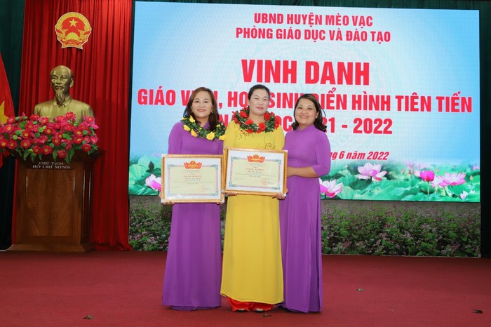 Cô Tẩn Thị Lèn (đứng giữa) nhận giấy khen trong buổi lễ vinh danh giáo viên điển hình tiên tiến của huyện Mèo Vạc năm học 2021- 2022. (Ảnh: Nhân vật cung cấp).