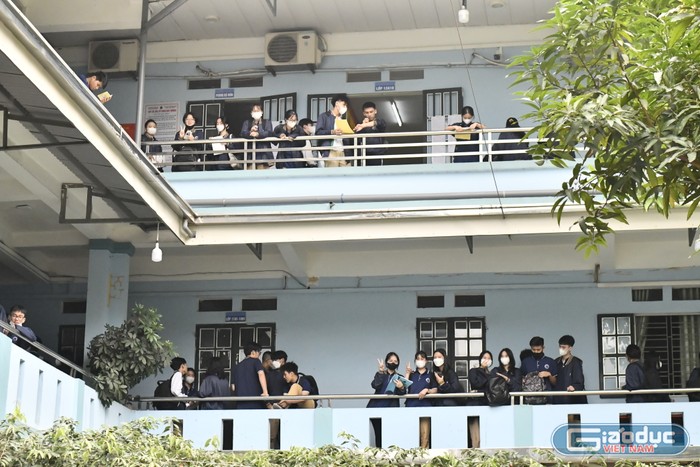 Tại Trường Trung học phổ thông Lê Văn Thiêm, học sinh tập trung ngoài hành lang để chờ gọi tên vào phòng. (Ảnh: Ngọc Mai).