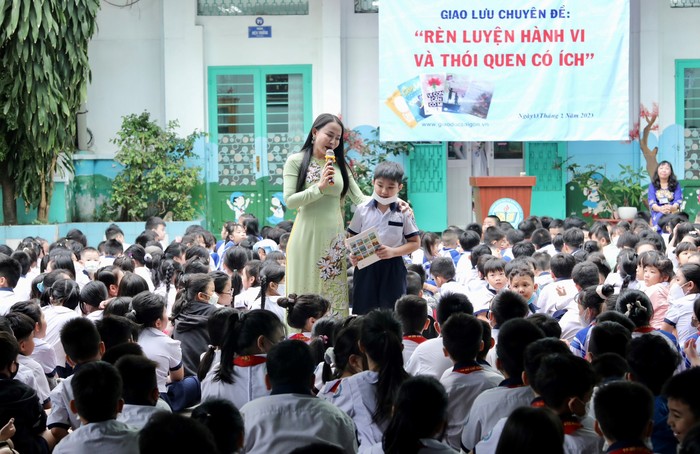 Tiến sĩ Nguyễn Thị Quốc Minh trong buổi giao lưu tuyên truyền tại trường tiểu học ở Thành phố Hồ Chí Minh. (Ảnh: Nhân vật cung cấp).