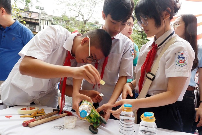 Học sinh Trường Trung học cơ sở Giảng Võ (quận Ba Đình - Hà Nội) tham gia Ngày hội STEM do trường tổ chức. (Ảnh: Phòng Giáo dục và Đào tạo quận Ba Đình).