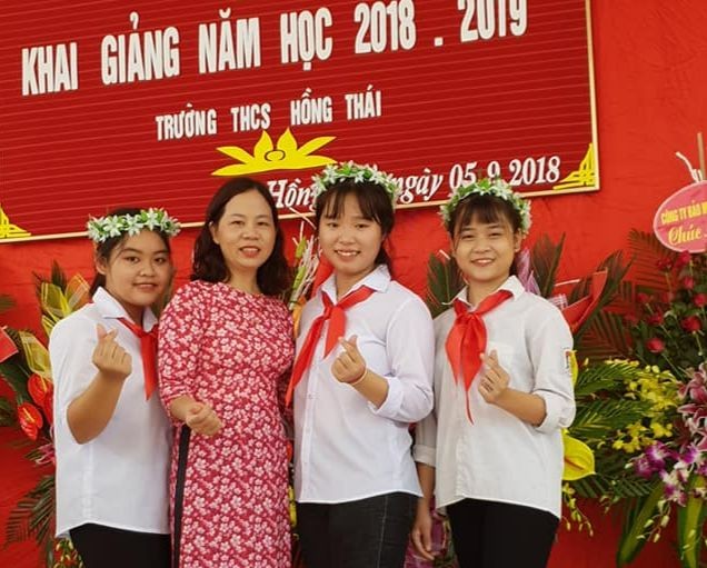 Nhà giáo Hoàng Thị Thúy Hằng – giáo viên môn Ngữ văn, Trường Trung học cơ sở Hồng Thái (Hà Nội) cùng các em học sinh. (Ảnh: NVCC).