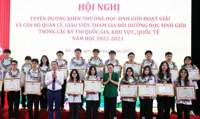 Ông Nguyễn Thế Sơn - Giám đốc Sở Giáo dục và Đào tạo tỉnh Bắc Ninh và bà Thái Hải An - Phó Trưởng Ban Tuyên giáo Tỉnh ủy trao Bằng khen cho học sinh đạt giải Ba Kỳ thi chọn học sinh giỏi Quốc gia năm học 2022-2023. (Ảnh: Sở Giáo dục và Đào tạo tỉnh Bắc Ninh).