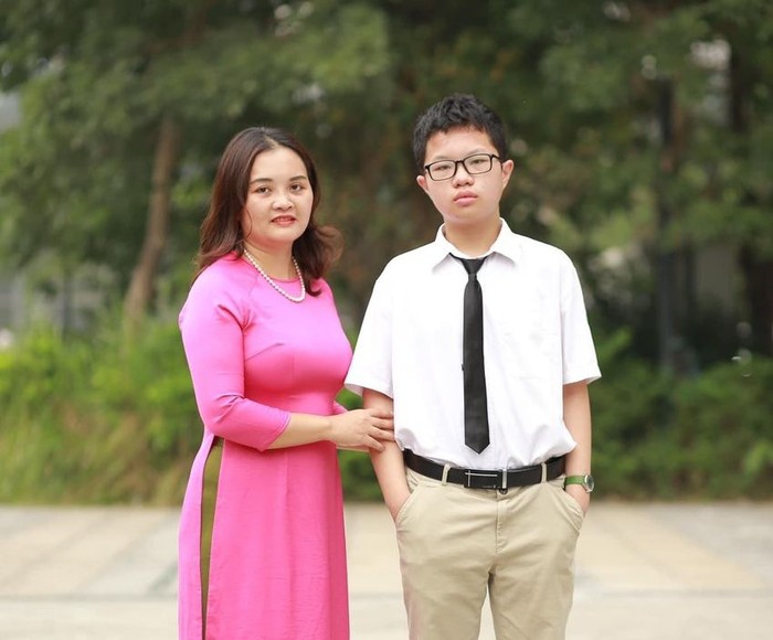 Đỗ Hải Nam chụp ảnh cùng mẹ Phan Thu Thúy (Ảnh: Nhân vật cung cấp).