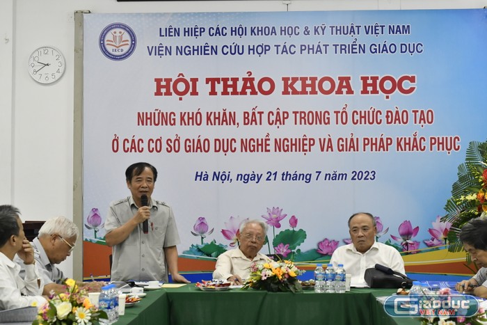 Phó Giáo sư, Tiến sĩ Trần Đình Tuấn - Chủ tịch Hội đồng Khoa học Viện Nghiên cứu hợp tác phát triển giáo dục phát biểu báo cáo đề dẫn tại Hội thảo.