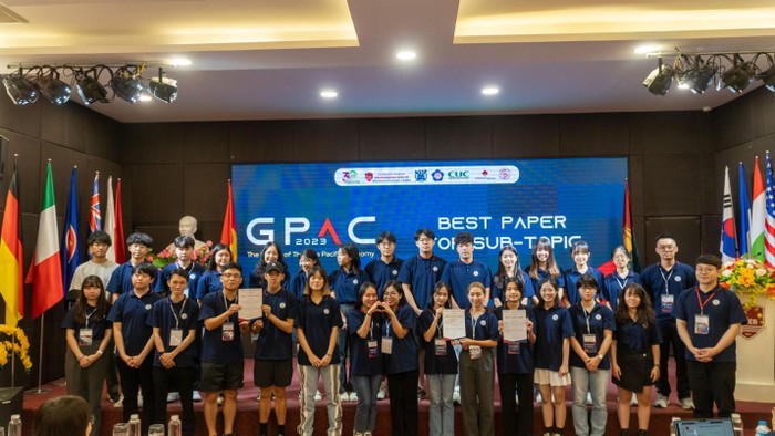 3 nhóm Group G; Group A; Group B nhận giải Best paper trong ngày Coredate 2.