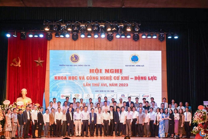 Các đại biểu, chuyên gia và nhà khoa học chụp ảnh lưu niệm tại hội nghị.