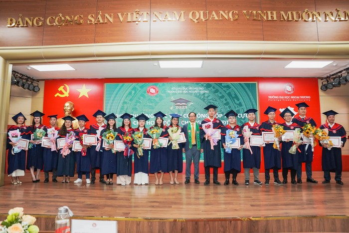 Khen thưởng cho tân thạc sĩ, tân tiến sĩ có đóng góp tích cực trong quá trình học tập, nghiên cứu tại Trường Đại học Ngoại thương.