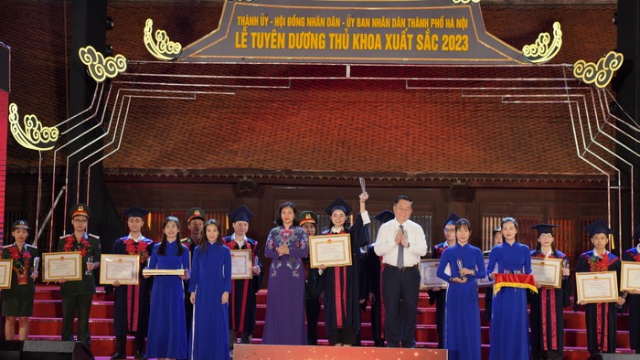 Trần Thị Thu Hiền nhận bằng khen tại Lễ tuyên dương thủ khoa xuất sắc tốt nghiệp các trường đại học, học viện trên địa bàn Thủ đô Hà Nội năm 2023. Ảnh: Nhân vật cung cấp.