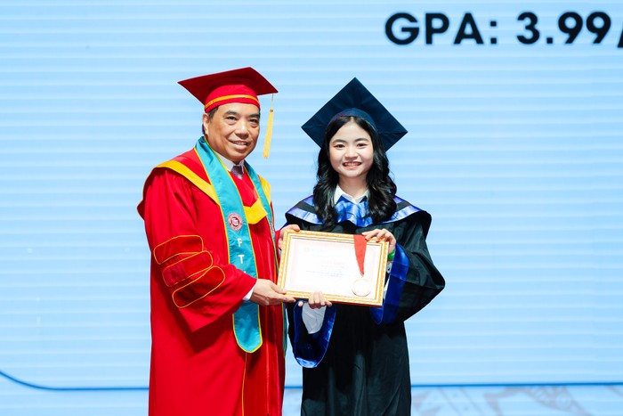 Thu Hiền trong lễ trao bằng tốt nghiệp 2023 Trường Đại học Ngoại thương. Ảnh: Nhân vật cung cấp.