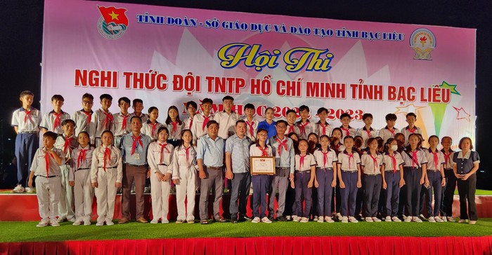 Thầy Tuyền cùng các các đội viên Trường Trung học cơ sở Hòa Bình nhận giải thưởng trong Hội thi Nghi thức Đội Thiếu niên tiền phong Hồ Chí Minh tỉnh Bạc Liêu năm học 2022-2023. Ảnh: Nhân vật cung cấp.