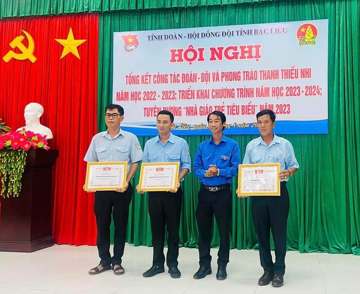 Thầy Tuyền (ngoài cùng, bên trái) nhận khen thưởng trong Hội nghị Tổng kết công tác Đoàn - Đội và Phong trào thanh thiếu nhi. Ảnh: Nhân vật cung cấp.