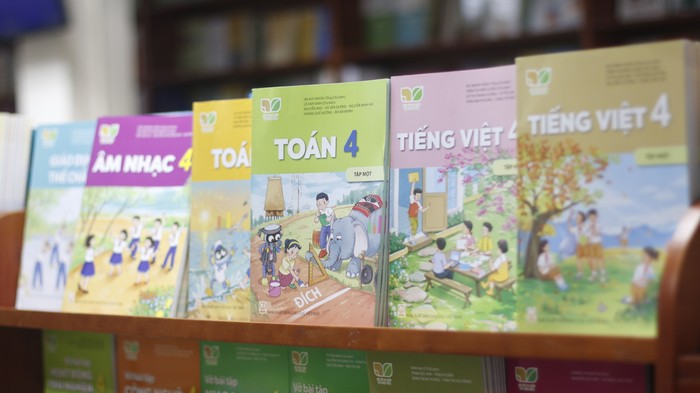 Sách giáo khoa môn Toán và môn Tiếng Việt lớp 4 Bộ Kết nối tri thức với cuộc sống. Ảnh: Thủy Tiên.