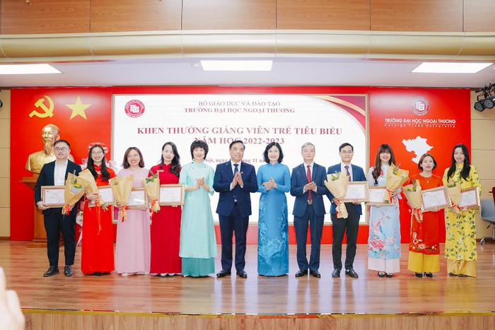 Lãnh đạo Trường Đại học Ngoại thương trao tặng Kỷ niệm chương Vì sự nghiệp giáo dục của Bộ trưởng Bộ Giáo dục và Đào tạo cho 27 giảng viên của trường. Ảnh nhà trường cung cấp.