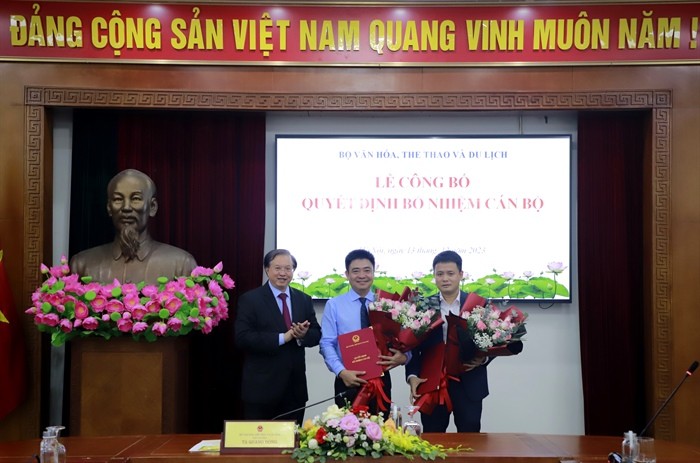Phó Giáo sư, Tiến sĩ Lâm Nhân (ở giữa) được công nhận Hiệu trưởng Trường Đại học Văn hóa Thành phố Hồ Chí Minh. Ảnh: Bộ Văn hóa, Thể thao và Du lịch.