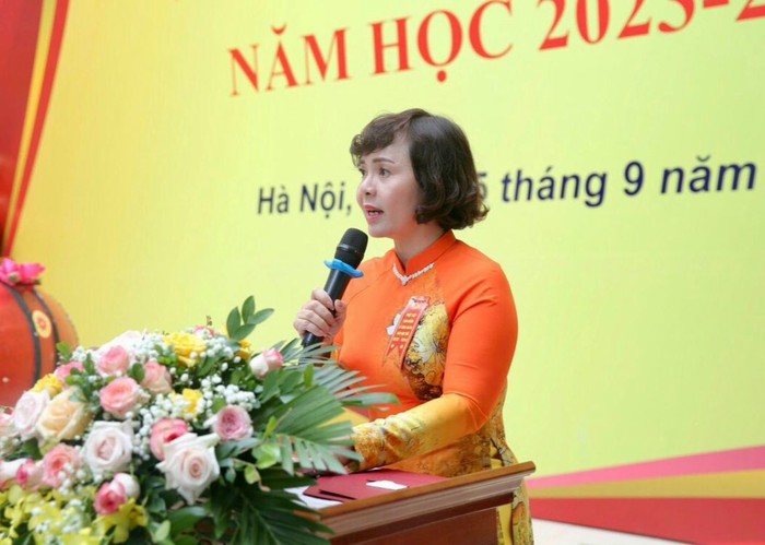 Nhà giáo Lưu Thị Lập - Hiệu trưởng Trường Trung học phổ thông Hoàng Cầu (quận Đống Đa, Hà Nội). Ảnh: NVCC