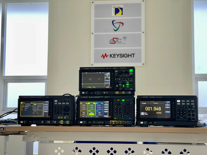 Lab Điện tử cơ bản Keysight Smart Bench Essentials - thiết bị được phát triển để thiết kế và thử nghiệm sản phẩm trong quá trình sản xuất và nghiên cứu vi mạch. (Ảnh: Trường Đại học Bách khoa - Đại học Đà Nẵng cung cấp).