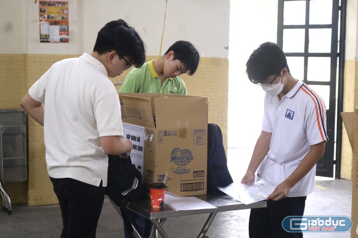 Khu vực để vật dụng không cần thiết mang vào phòng thi của thí sinh tại Điểm thi Trường Trung học phổ thông Phan Huy Chú - Đống Đa. (Ảnh: Ngọc Mai)