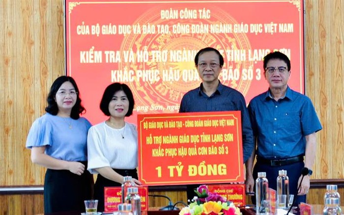 Thứ trưởng Phạm Ngọc Thưởng, Chủ tịch Công đoàn Giáo dục Việt Nam Nguyễn Ngọc Ân trao hỗ trợ cho ngành Giáo dục tỉnh Lạng Sơn.