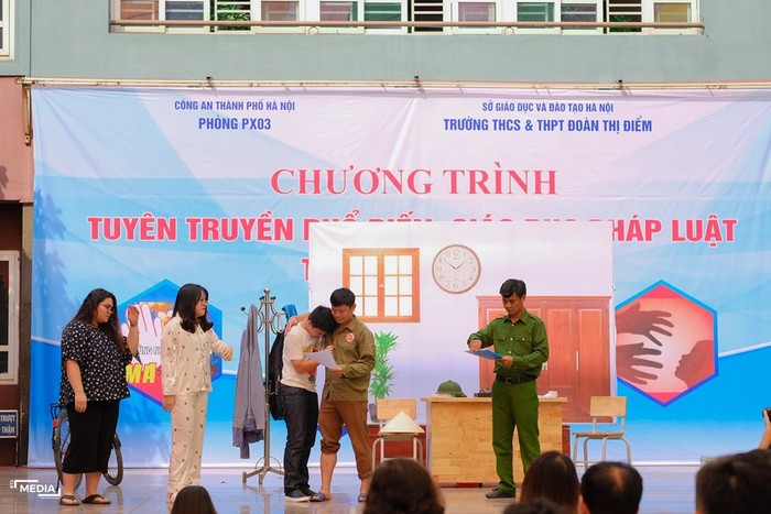 Tiểu phẩm của học sinh Trường Trung học phổ thông Đoàn Thị Điểm trong Chuyên đề &quot;Tuyên truyền phổ biến giáo dục pháp luật tại trường học&quot;. Ảnh: website nhà trường