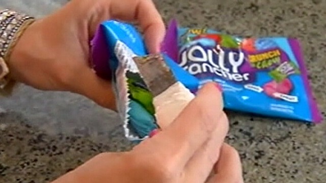Lưỡi dao được "ngụy trang" trong túi kẹo.