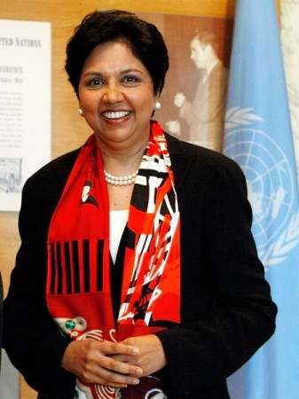 3. Indra Nooyi – CEO của PepsiCo Tổng tiền thù lao năm 2011: 16.369.535 USD Tiền Lương và thưởng tiền mặt: 1.584.615 USD Thưởng cổ phiếu và các khoản khác: 9.481.359 USD Đảm nhận chức vụ CEO từ: Tháng 10/2006