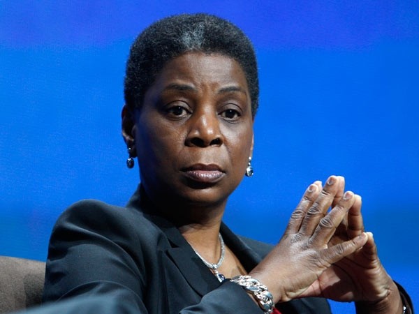 8. Ursula Burns, CEO hãng máy in Xerox Tổng tiền thù lao năm 2011: 12.902.607 USD Tiền lương và thưởng tiền mặt: 1.100.000 USD Thưởng cổ phiếu và các khoản khác: 7.500.106 USD Đảm nhận chức vụ CEO từ: Tháng 7/2009