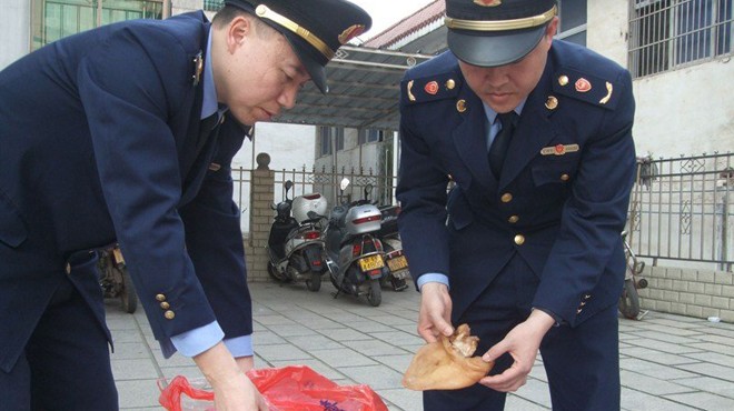 Qua kiểm tra của cơ quan chức năng, tai lợn có mùi lạ được làm từ gelatin và natri oleate. Người bán tai lợn giả đã bị bắt. Hóa chất natri oleate đã bị cấm sử dụng trong thực phẩm