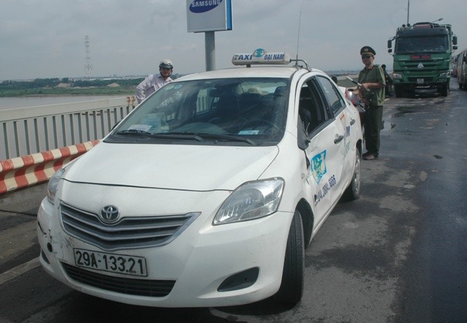 Chiếc xe taxi gây tai nạn tại hiện trường.