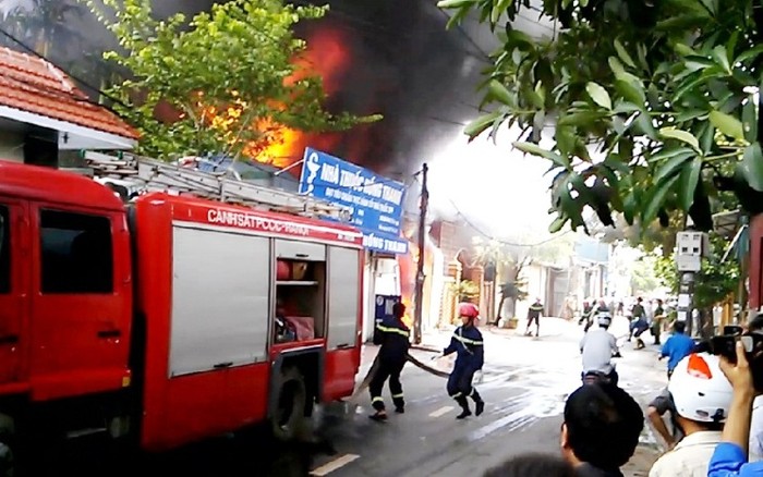 Gần 10 xe cứu hỏa đã được huy động tới hiện trường dập lửa.