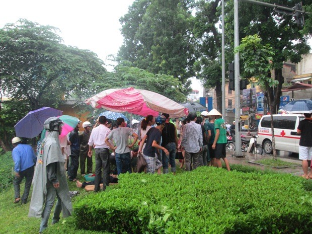 Người dân sơ cứu cho nạn nhân.