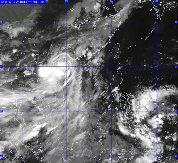 Bão số 5 qua ảnh mây vệ tinh.
