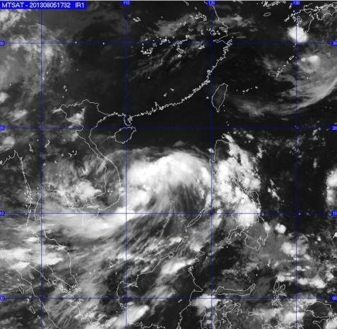 Áp thấp nhiệt đới qua ảnh mây vệ tinh.