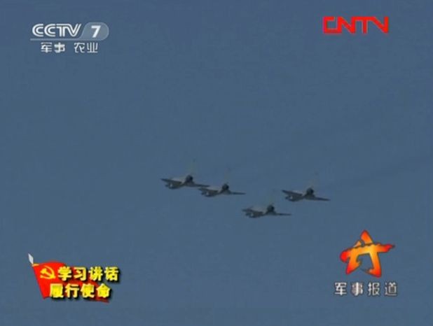 Tiêm kích J-10 Trung Quốc luyện bay “xâu kim”, tiếp dầu trên không
