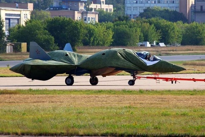 Tiêm kích thế hệ thứ năm T-50 được sản xuất theo chương trình “PAK FA” sẽ là tương lai của Không quân liêng bang Nga.