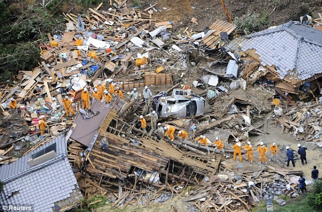 Nhà chức trách Nhật Bản đã phải công bố lệnh di tản khẩn cấp đối với khoảng 500 ngàn người sinh sống trong các khu vực bị ảnh hưởng bởi siễu bão Talas.