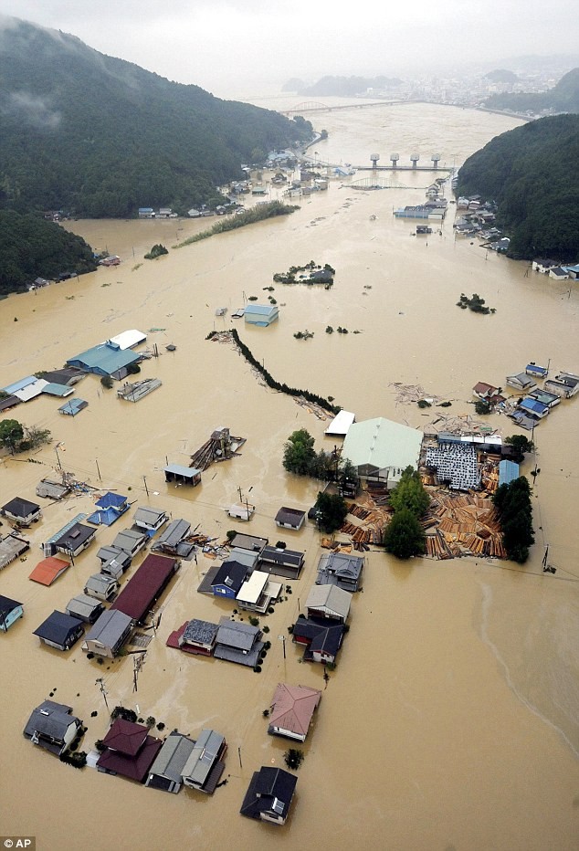 Bão Talas tấn công vào khu vực đảo Shikoku với tốc độ gió lên đến 68 dặm/giờ kèm theo mưa lớn đã gây ra hiện tượng sụt lở đất rất nghiệm trọng tại đây.