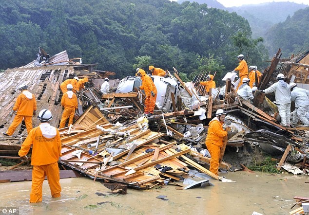 Cơ quan khí tượng quốc gia Nhật cho biết ngày 2 bão Talas đã tấn công toàn diện và đảo Shikoku và phần trung tâm của đảo Honshu vào sáng sớm ngày 4/9/2011 theo giờ địa phương.