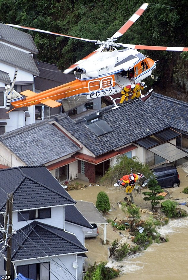 Cảnh sát Nhật Bản cho biết đã phát hiện hàng chục người chết ở nhiều khu vực khác nhau. Số người mất tích cũng đã lên đến con số 18 và có thể cao hơn khi nước lụt rút đi.