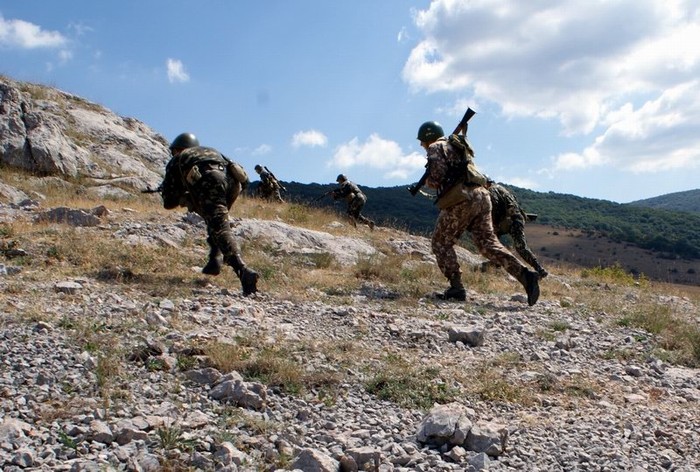 Binh sỹ thuộc đại đội bộ binh, Lữ đoàn phòng thủ ven bờ, Hải quân Ucraina tập trận trên địa hình đồi núi