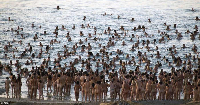 Theo Dailymail, sự kiện tắm nude mới được tổ chức cách đây không lâu được xem là lần tác nghiệp lớn nhất của nghệ sỹ Spencer Tunick trên bờ Biển Chết.
