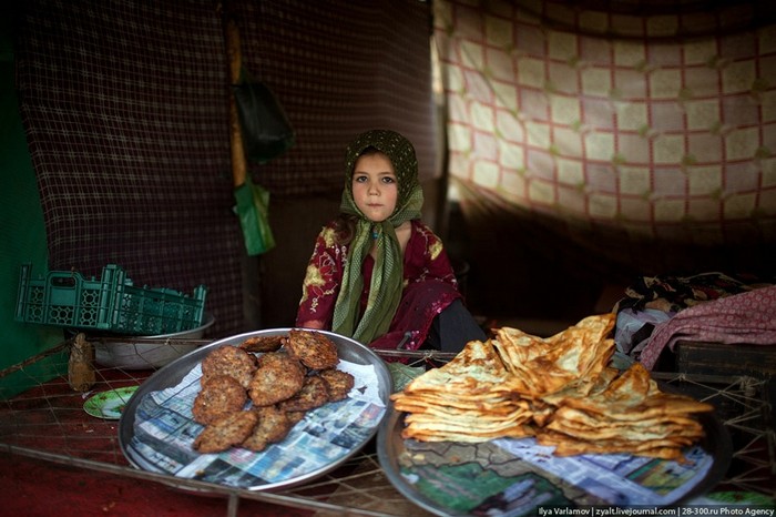 Một bé gái Afghanistan đang ngồi bán bánh mỳ, thức ăn phổ biến của người dân Afghanistan.