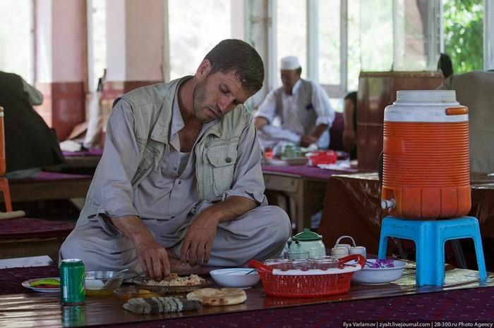 Người Afghanistan ăn bằng tay