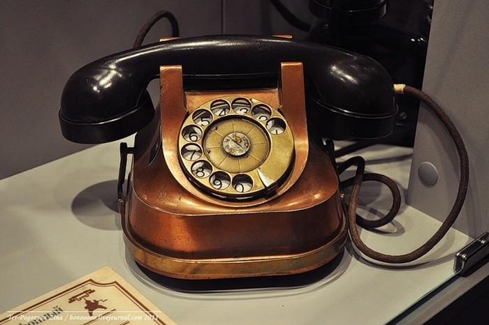 Điện thoại bàn ATEA sản xuất năm 1948 tại Antwerp, Bỉ.