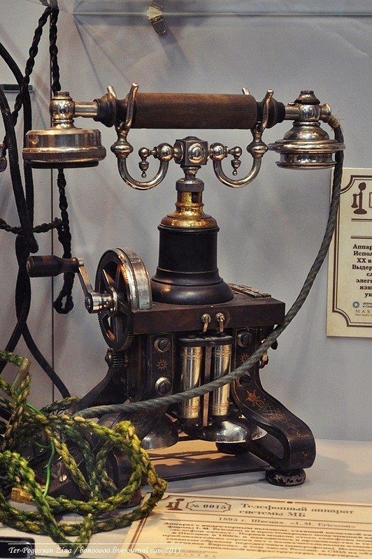 Điện thoại bàn L. M. Ericsson (Lars Magnus Ericsson) ra đời tại Thuỵ Điện năm 1895.