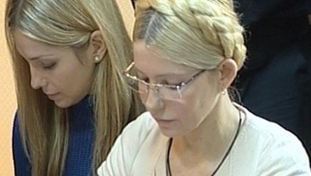 Bà Yulia Tymoshenko (phải) đối mặt với bản án 7 năm tù giam