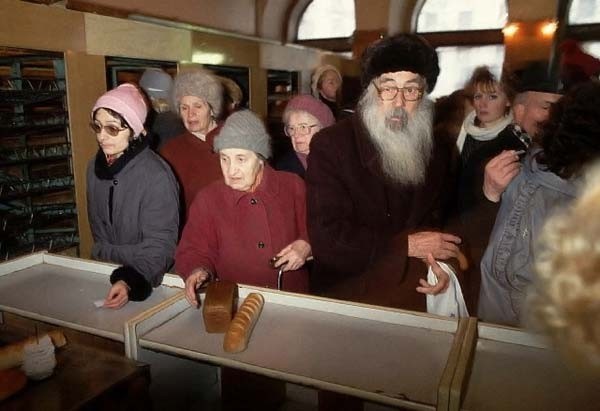 Người dân Nga xếp hành để mua bánh mỳ