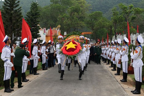 Các vị lãnh đạo đến đặt vòng hoa và dâng hương tại Bến K15.