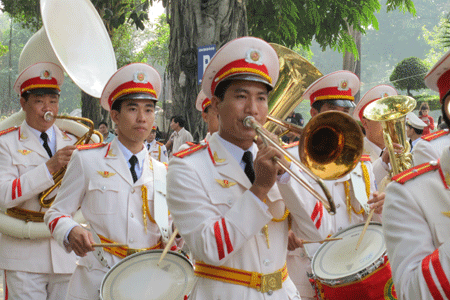 Đoàn Việt Nam diễu hành quanh hồ Hoàn Kiếm